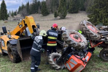 Un bărbat a murit după ce un tractor s-a răsturnat peste el
