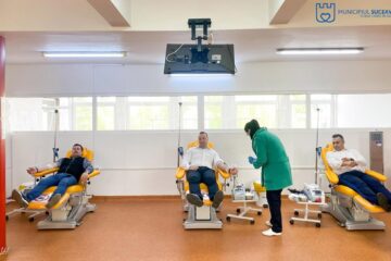 Viceprimarul Lucian Harșovschi, împreună cu managerul Spitalului Județean de Urgență Suceava, Dr. Alexandru Calancea, și cu inspectorul-șef al Jandarmeriei Suceava, Ionel Postelnicu, la donat sânge