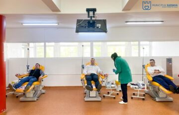 Viceprimarul Lucian Harșovschi, împreună cu managerul Spitalului Județean de Urgență Suceava, Dr. Alexandru Calancea, și cu inspectorul-șef al Jandarmeriei Suceava, Ionel Postelnicu, la donat sânge