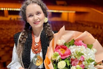 Interpreta de muzică populară Angelica Flutur a câștigat Trofeul „Potcoava de Aur”