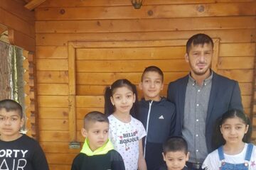 Petrică Ciorcan împreună cu cei șase copii ai săi
