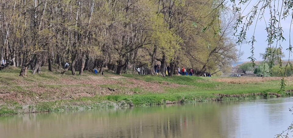 Acțiune de ecologizare pe malul râului Suceava, cu 5000 de kg de deșeuri adunate într-o singură zi