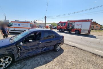 Două femei rănite după o coliziune între trei autovehicule