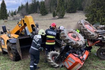 Un bărbat a murit după ce un tractor s-a răsturnat peste el