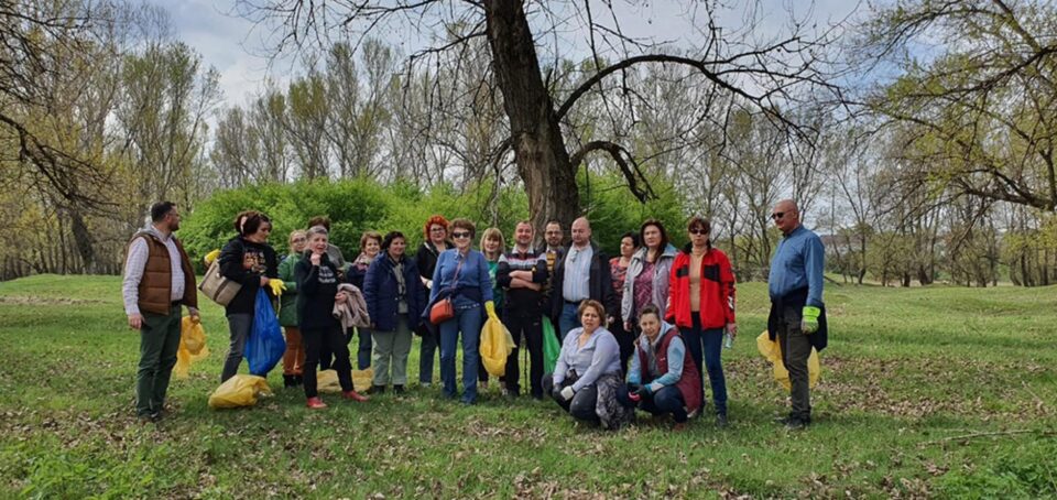 Acțiune de ecologizare pe malul râului Suceava, între localitățile Tișăuți și Lisaura