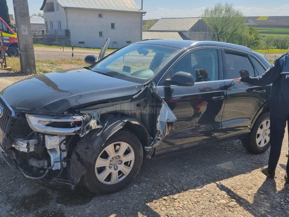 Două femei rănite după o coliziune între trei autovehicule
