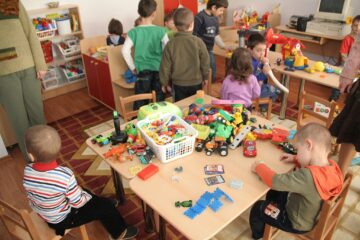 Înscrierea copiilor la grădiniță se va face începând cu 30 mai, pentru cei care frecventează pentru prima oară această formă de învățământ