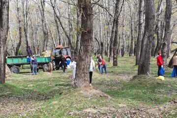 Acțiune de ecologizare pe malul râului Suceava, între localitățile Tișăuți și Lisaura