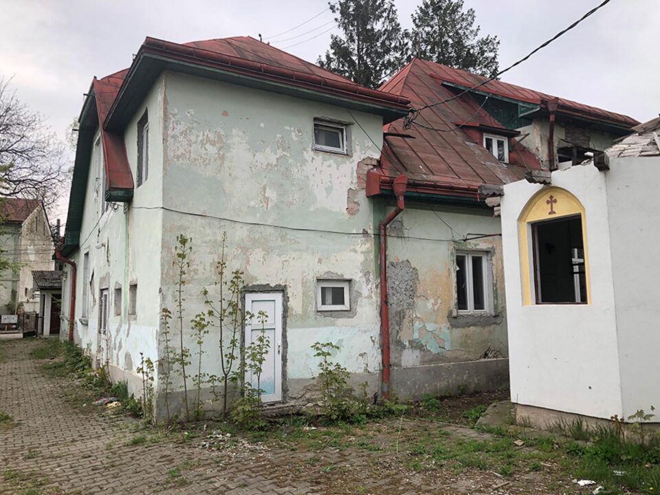 Imobilul dezafectat în care au fost găsite cadavrele celor doi concubini