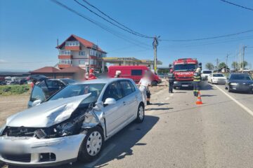 Două femei rănite după o coliziune între trei autovehicule