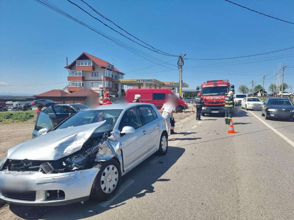 Două femei rănite după o coliziune între trei autovehicule