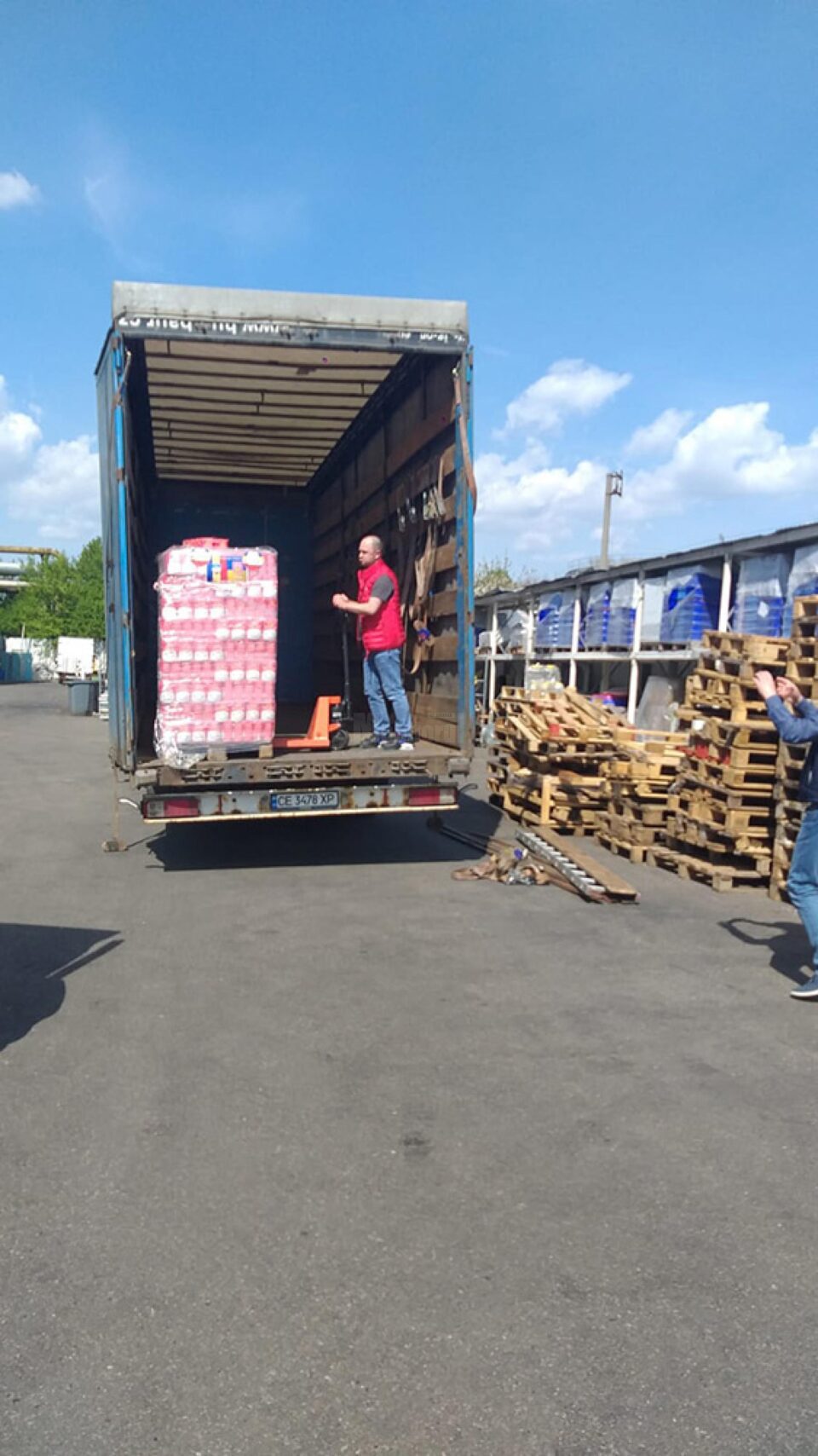Un nou transport, cu patru tone de produse alimentare, a plecat joi de la Suceava la Cernăuți