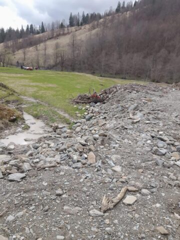 Mașină a Primăriei Broșteni, surprinsă în timp ce arunca gunoi în albia unui râu