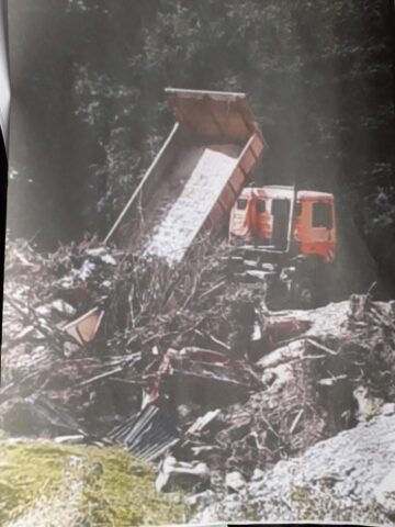 Mașină a Primăriei Broșteni, surprinsă în timp ce arunca gunoi în albia unui râu