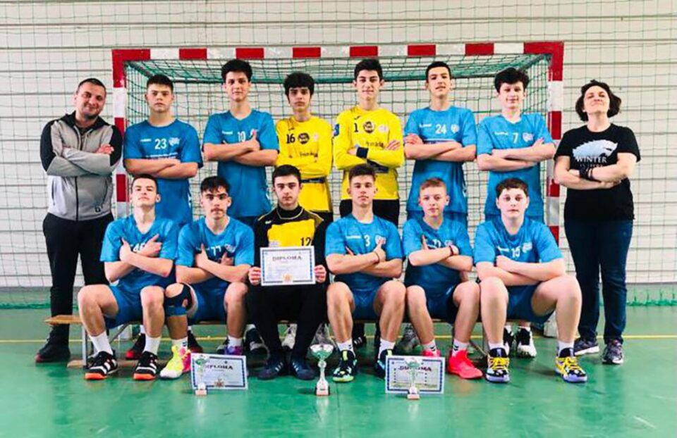 Echipa de handbal băieți a Scolii Gimnaziale „Ion Creangă” merge la turneul final din acest an cu gândul la cucerirea titlului național Echipa de handbal băieți a Scolii Gimnaziale „Ion Creangă” merge la turneul final din acest an cu gândul la cucerirea titlului național