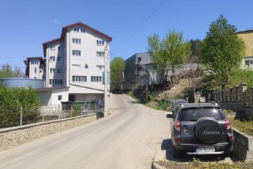 Strada îngustă de acces