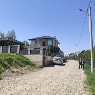 Ridicarea unui bloc pe coama unui deal, respinsă de comunitate și de Comisia de Urbanism, dar girată în primă fază de instanță