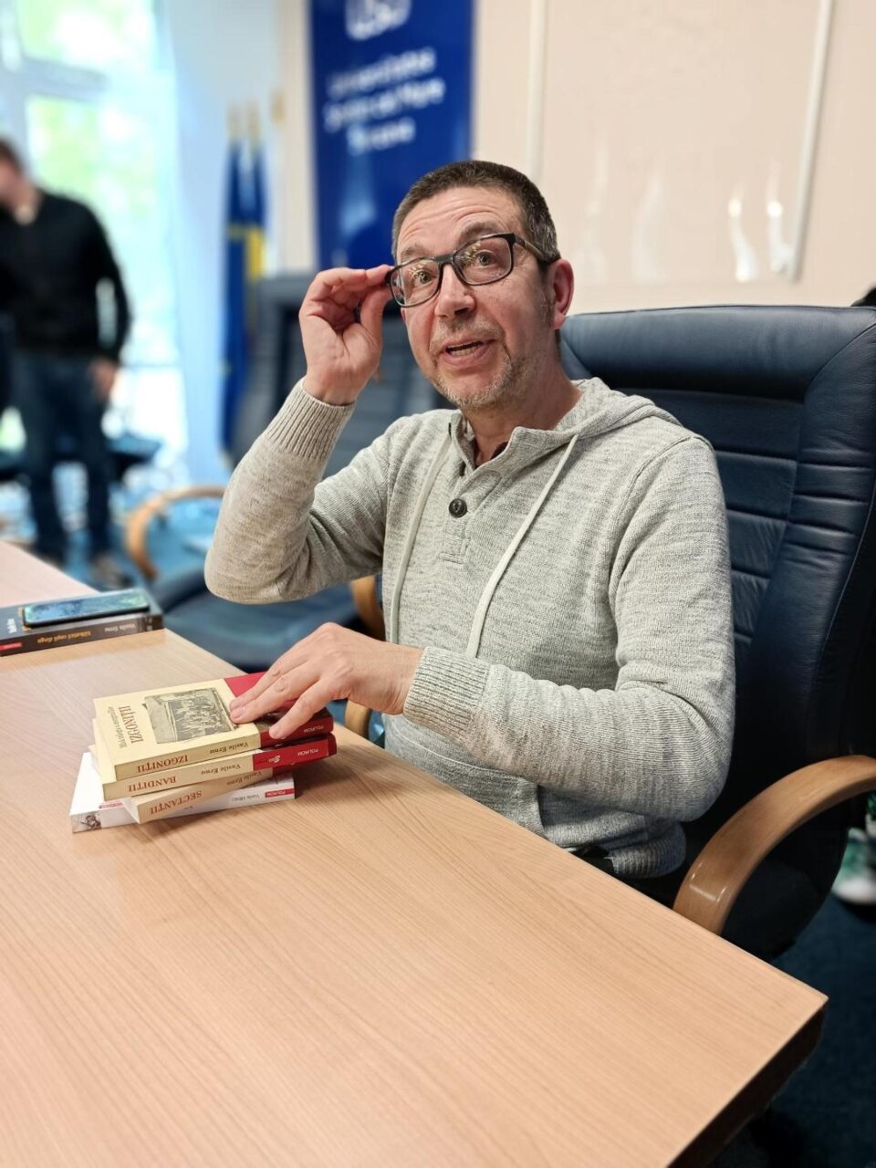 Scriitorul Vasile Ernu oferind autografe în cadrul întâlnirii de la USV