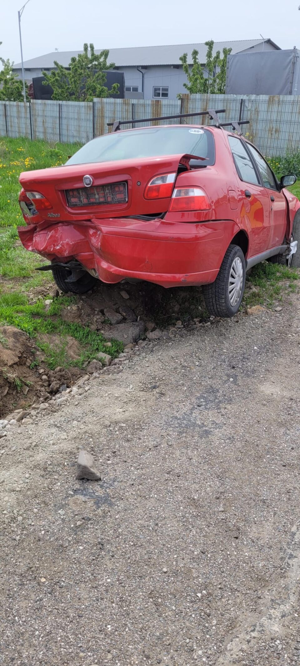 Cele doua masini implicate in accident