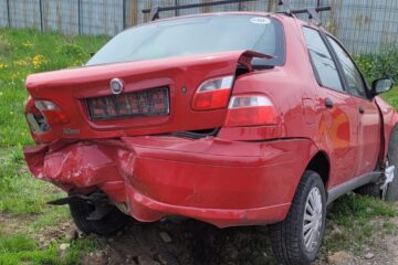 Cele doua masini implicate in accident