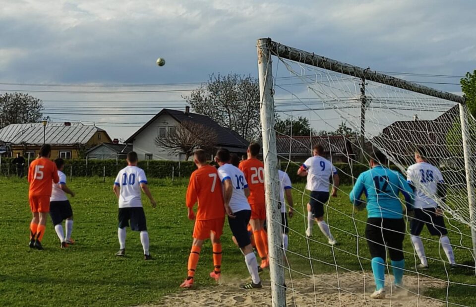 Duminica s-a derulat o noua etapa in Liga a V-a suceveana. Foto Adrian Pop