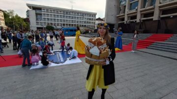 Natalia a împărțit pâine celor prezenți în centrul Sucevei