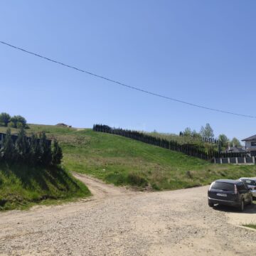 Ridicarea unui bloc pe coama unui deal, respinsă de comunitate și de Comisia de Urbanism, dar girată în primă fază de instanță