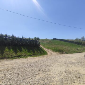 Ridicarea unui bloc pe coama unui deal, respinsă de comunitate și de Comisia de Urbanism, dar girată în primă fază de instanță