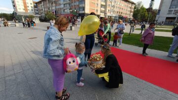 Pâine împărțită celor din piață