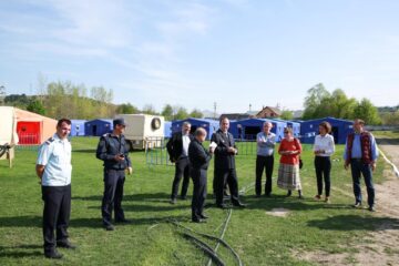 Vizita în tabăra de refugiați de la Siret. Foto FB Instituția Prefectului Suceava