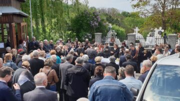 Zeci de oameni l-au condus pe dr. Țeudan pe ultimul drum