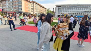 Pâine împărțită celor din piață