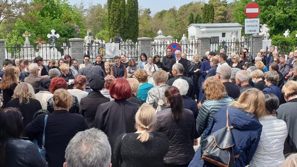 Zeci de oameni l-au condus pe doctorul Gheorghe Țeudan pe ultimul drum