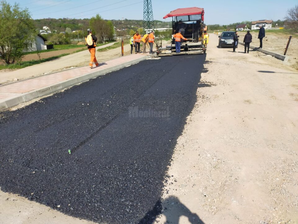 A început turnarea primului strat de asfalt pentru ruta alternativă Suceava -Botoșani