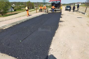 A început turnarea primului strat de asfalt pentru ruta alternativă Suceava -Botoșani