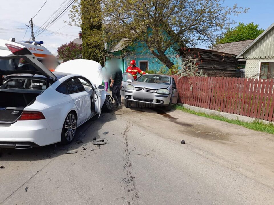 Cele două mașini care au intrat inițial în coliziune, în timp ce un șofer depășea, iar celălalt a virat la stânga