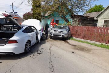 Cele două mașini care au intrat inițial în coliziune, în timp ce un șofer depășea, iar celălalt a virat la stânga