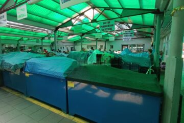 Tarabe abandonate de comerciantii din Piata Mare
