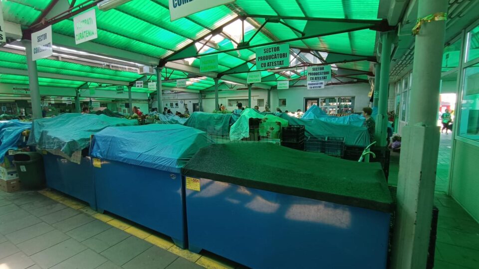 Tarabe abandonate de comerciantii din Piata Mare