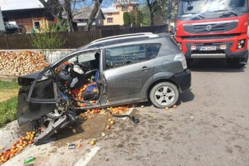 Mașina a intrat într-un cap de pod
