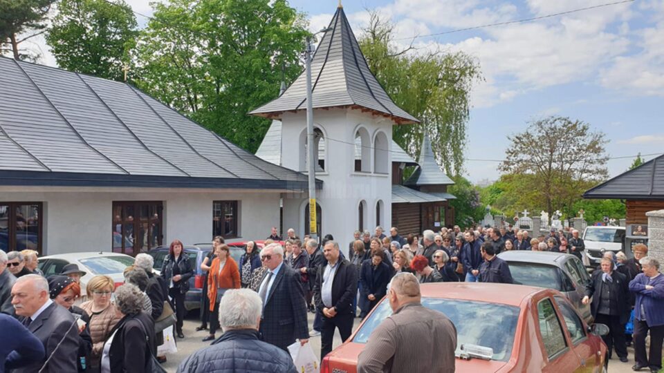 Zeci de oameni l-au condus pe doctorul Gheorghe Țeudan pe ultimul drum