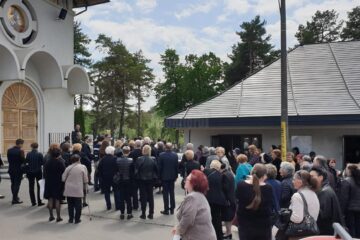 Zeci de oameni l-au condus pe doctorul Gheorghe Țeudan pe ultimul drum