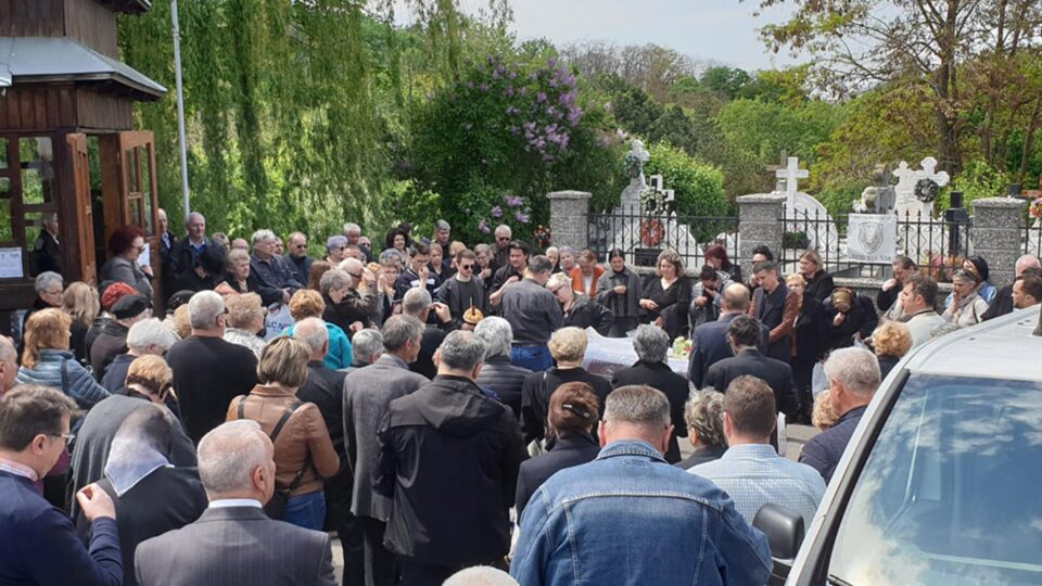Zeci de oameni l-au condus pe doctorul Gheorghe Țeudan pe ultimul drum