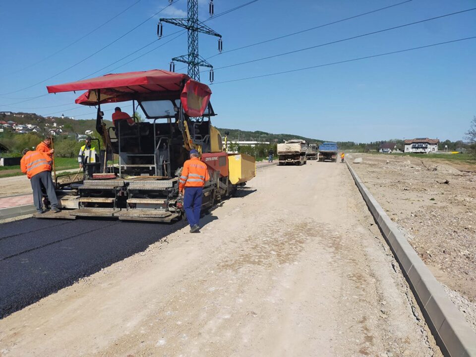 A început turnarea primului strat de asfalt pentru ruta alternativă Suceava -Botoșani