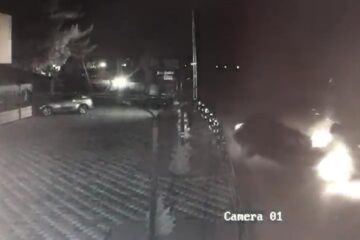 În urma impactului, cele două mașini au fost proiectate în afara drumului