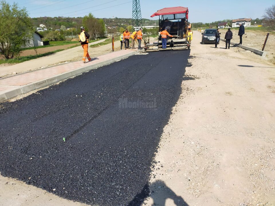 A început turnarea primului strat de asfalt pentru ruta alternativă Suceava -Botoșani
