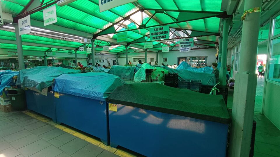 Tarabe abandonate de comercianții din Piața Mare