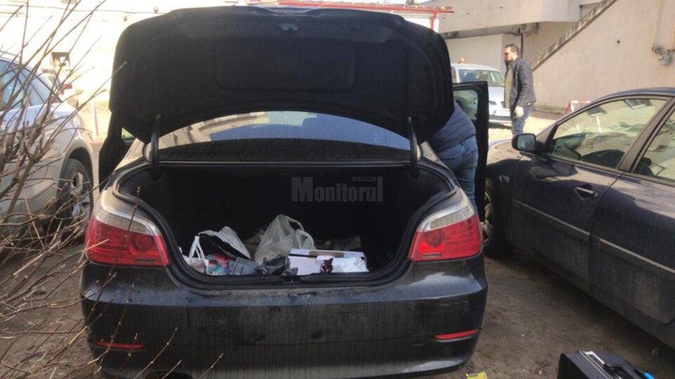 Portbagajul mașinii a fost forțat cu o rangă, în mai puțin de un minut hoții reușind să sustragă sacoșa cu bani