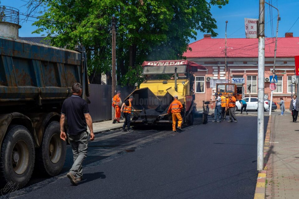 Încă două artere rutiere importante, modernizate la Rădăuți