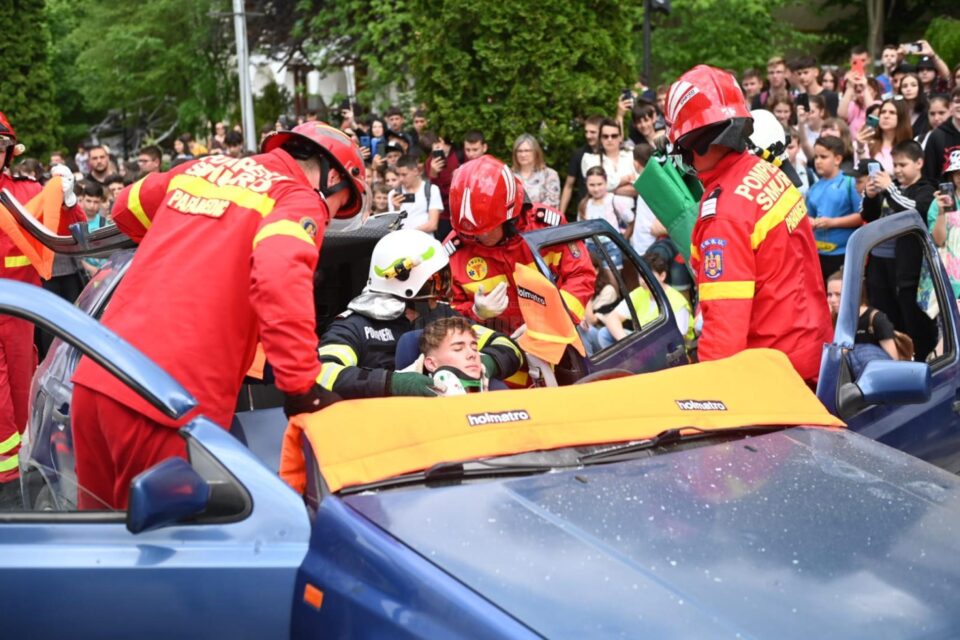 Sute de tineri, elevi, profesori, voluntari au participat vineri la o acțiune împotriva violenței